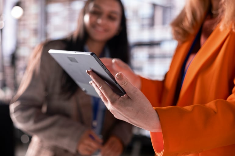 Equipo comercial revisando en una tablet los datos de su operación en HubSpot