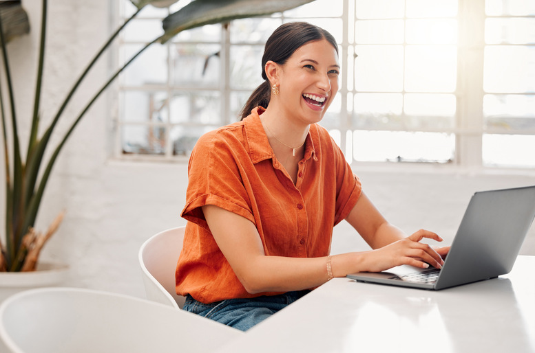 Profesional de una empresa de servicios trabajando en su laptop sobre HubSpot