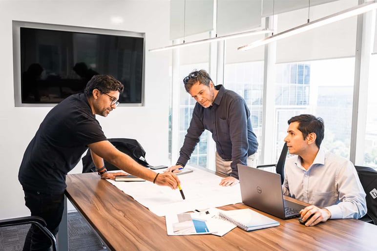 Equipo directivo de una empresa de servicios reunido para revisar su operación comercial sobre HubSpot con Ploy